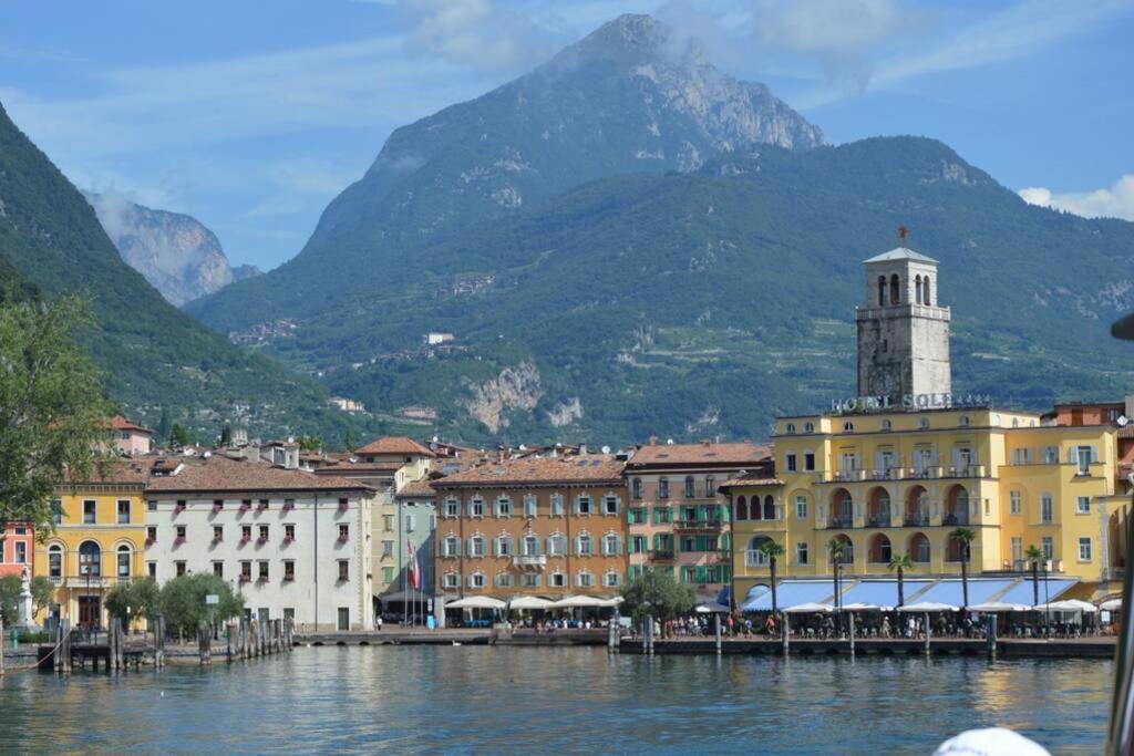 Appartamento Sunrise - Centro Storico N2 Riva del Garda Buitenkant foto